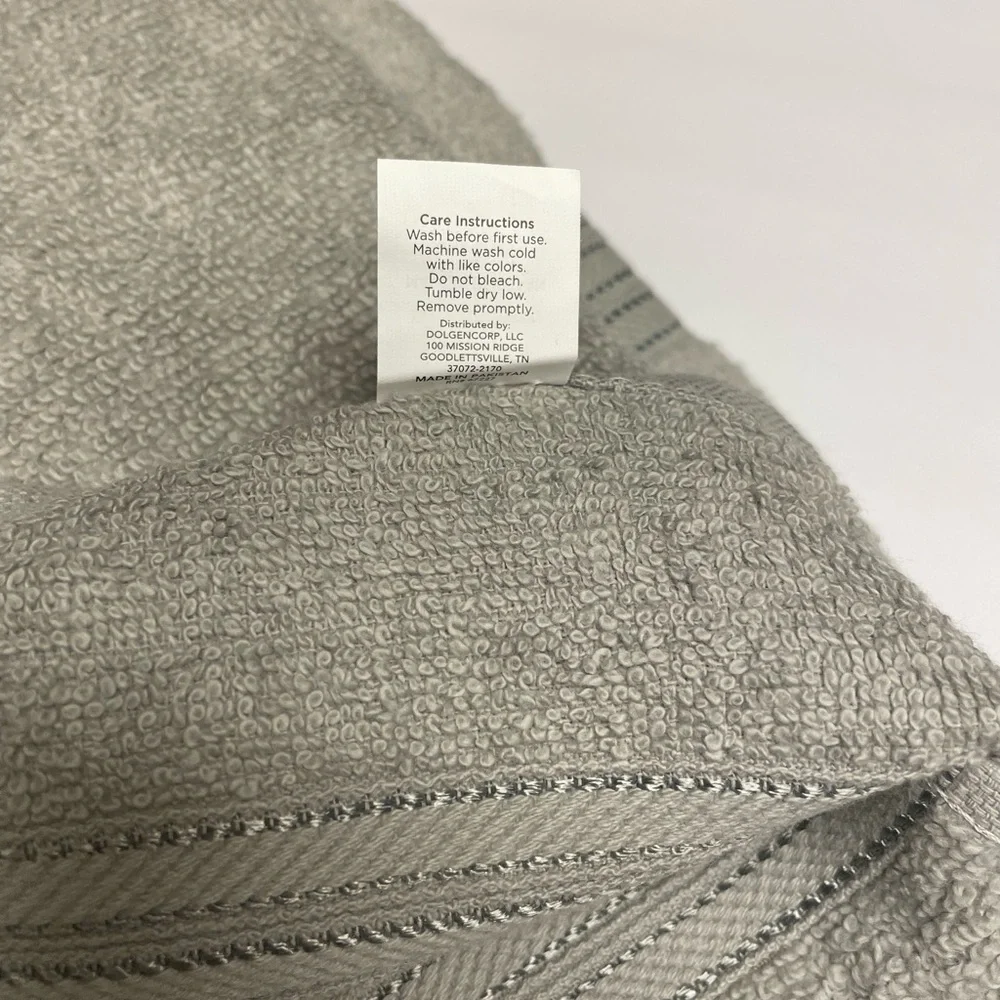 New Gray 5 pc towel set. 2 hand towels and 3 wash clothes.